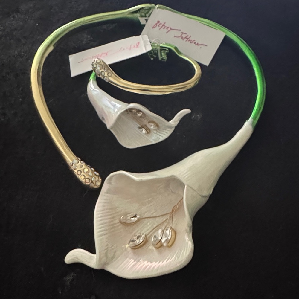Betsey Johnson White Calla Lily Necklace and Bracelet Set with Green Accents